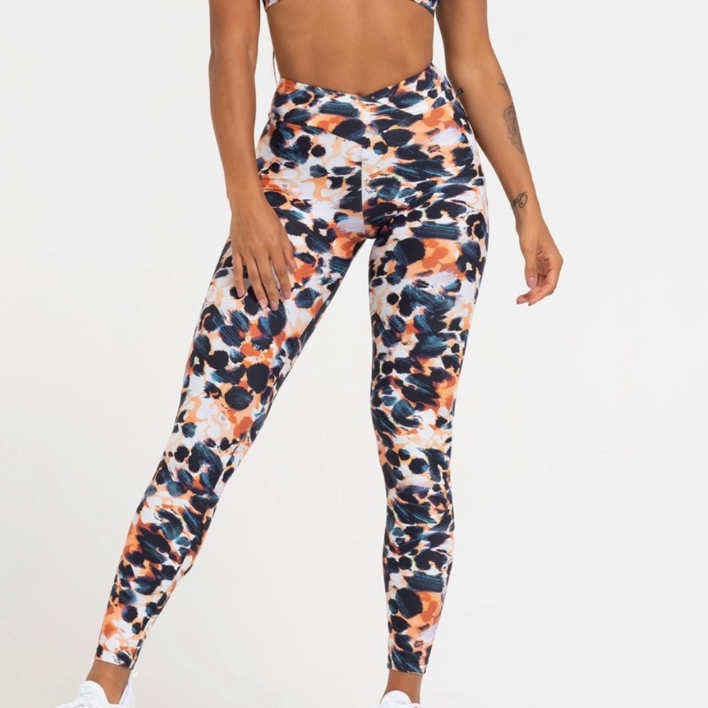 LiCi Fit Wild Thing Set Scrunch- Sports Bra and Leggings